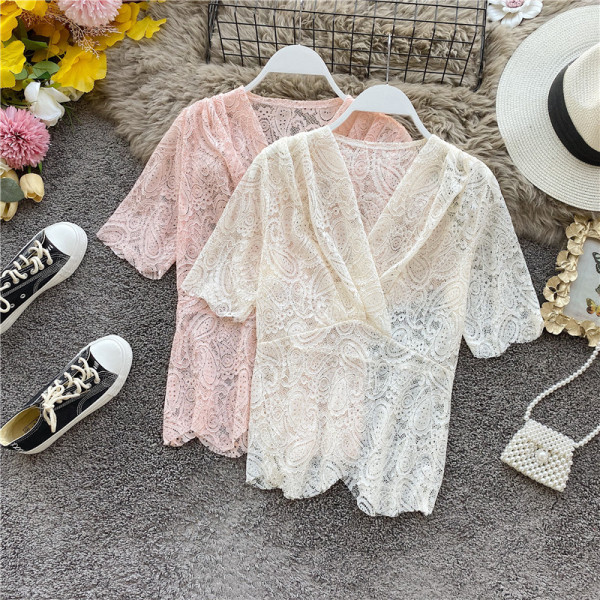 Modern női csipkeblúz mély nyakkivágással és rövid ujjú rózsaszín, fehér, bézs és fekete színben
