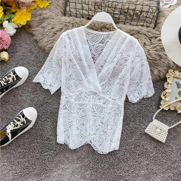 Modern női csipkeblúz mély nyakkivágással és rövid ujjú rózsaszín, fehér, bézs és fekete színben