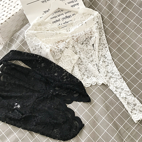 Fekete-fehér női csipkeblúz V-nyakkal és hosszú ujjal