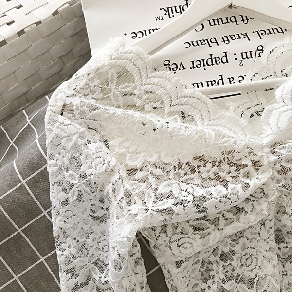 Fekete-fehér női csipkeblúz V-nyakkal és hosszú ujjal