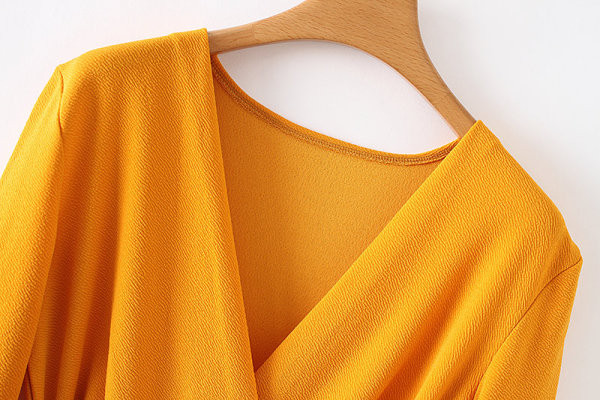 Divatos női rövid jumpsuit V-nyakkal és sárga övvel