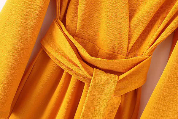 Divatos női rövid jumpsuit V-nyakkal és sárga övvel