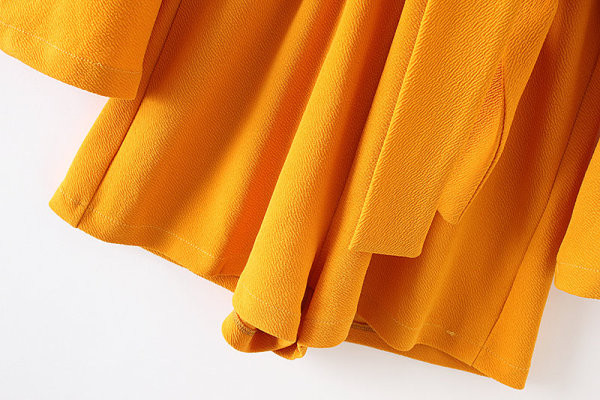 Divatos női rövid jumpsuit V-nyakkal és sárga övvel