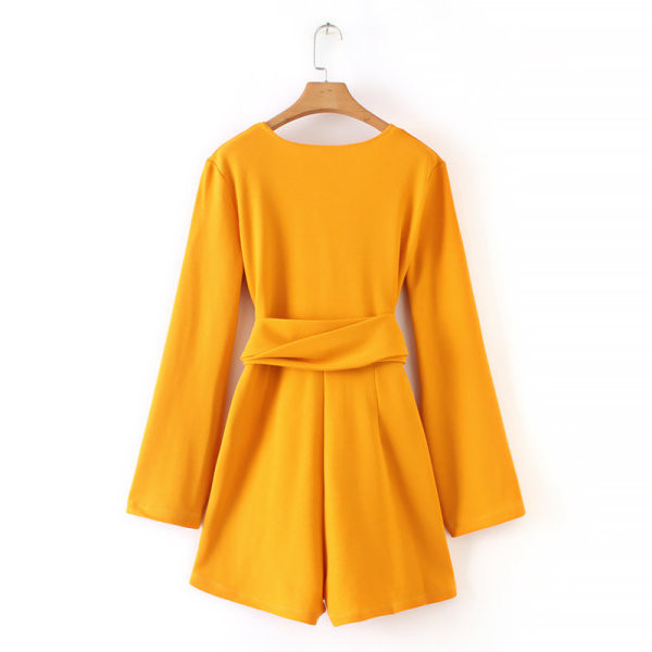 Divatos női rövid jumpsuit V-nyakkal és sárga övvel