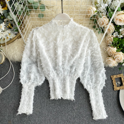 Női blúz rojtokkal és széles ujjú pólógallérral fehér, fekete és bézs színben