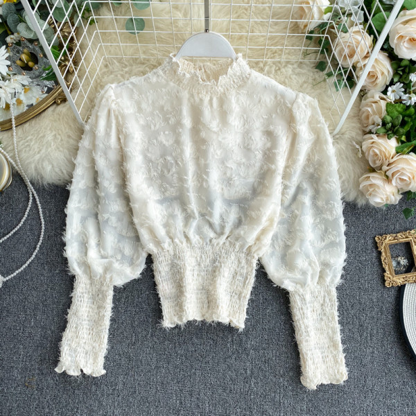 Női blúz rojtokkal és széles ujjú pólógallérral fehér, fekete és bézs színben