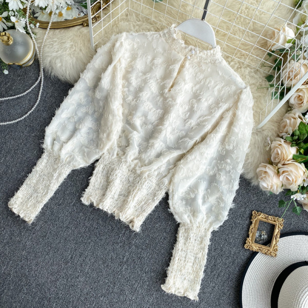 Női blúz rojtokkal és széles ujjú pólógallérral fehér, fekete és bézs színben