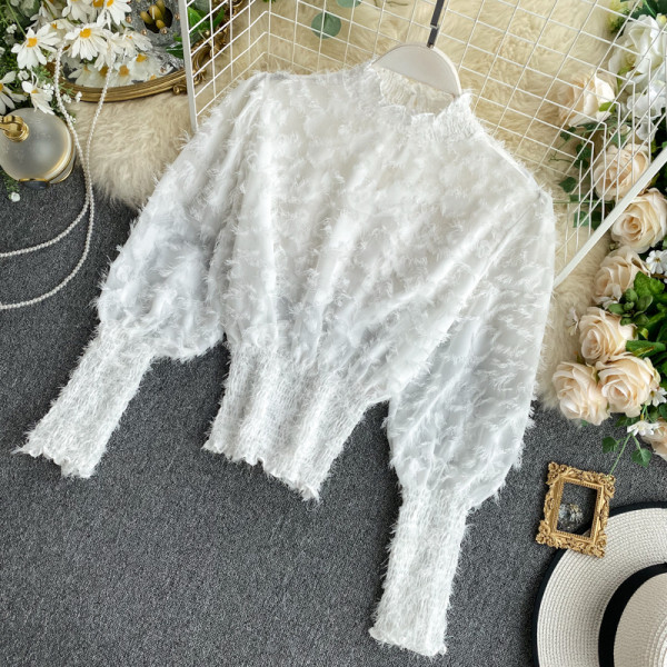 Női blúz rojtokkal és széles ujjú pólógallérral fehér, fekete és bézs színben