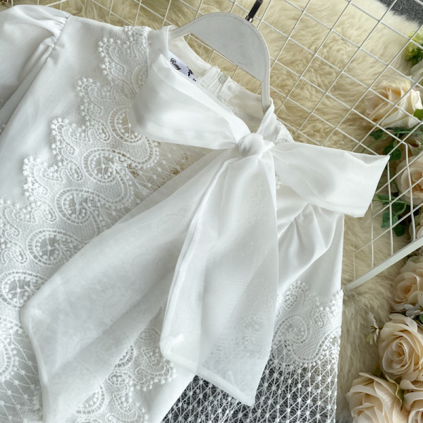 Stílusos női csipke ing gallérján szalaggal és széles ujjú fehér és fekete színben