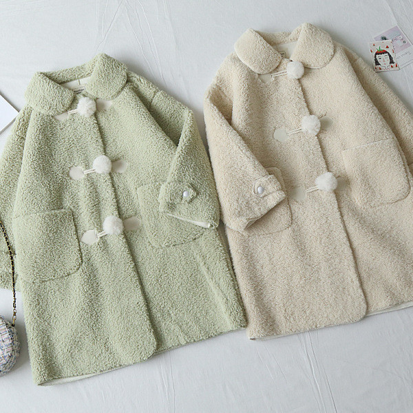 Női téli pehelykabát zöld és bézs színű zsebekkel