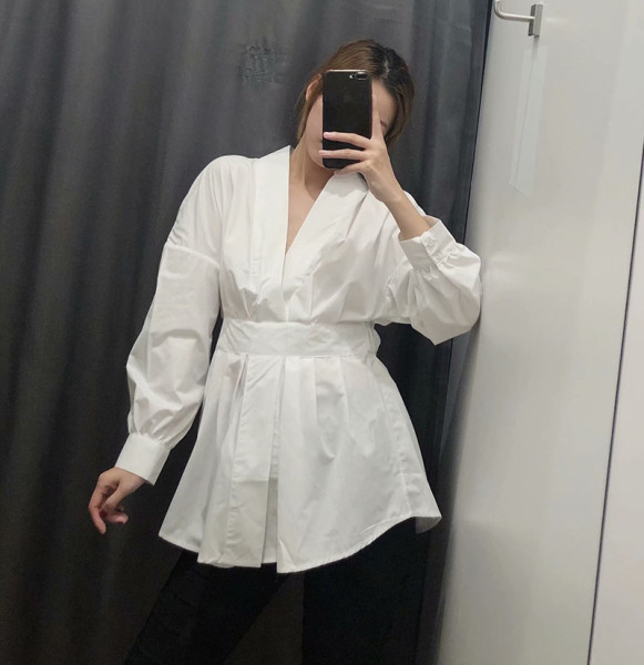 Női kivágott ing mély V-nyakkal, fehér színben