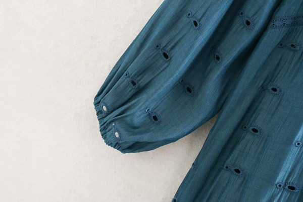 Női szabású ruha kék hímzéssel