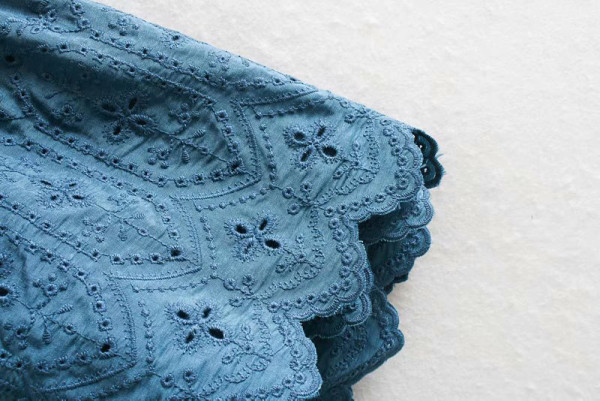 Női szabású ruha kék hímzéssel