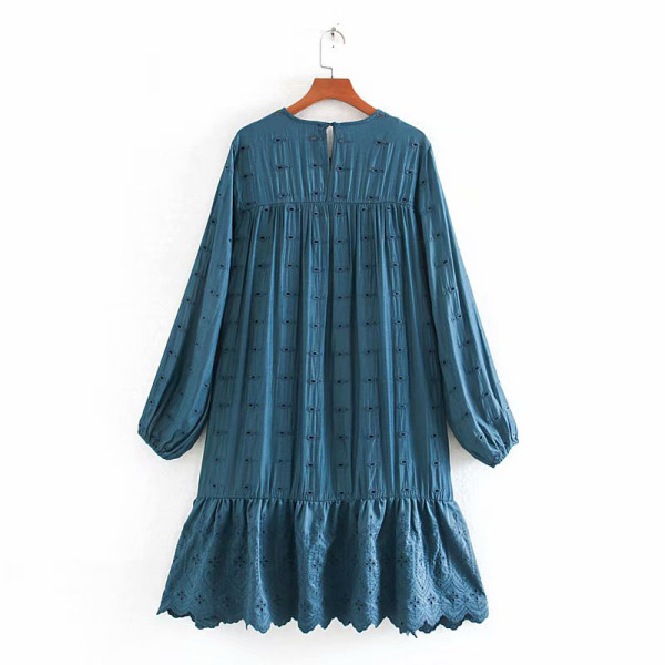 Női szabású ruha kék hímzéssel