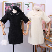 Női ruha ovális nyakkivágással és rövid ujjú fehér és fekete színben