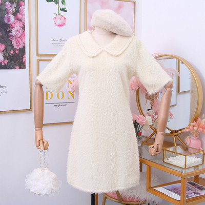 Női ruha ovális nyakkivágással és rövid ujjú fehér és fekete színben