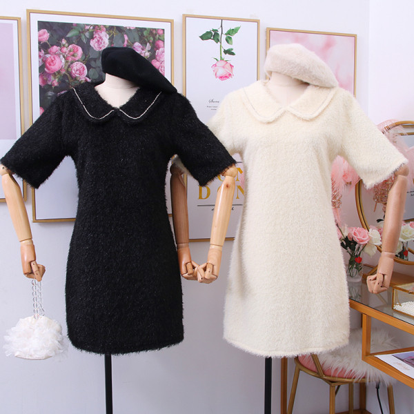 Női ruha ovális nyakkivágással és rövid ujjú fehér és fekete színben