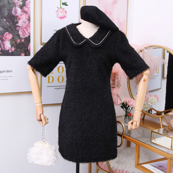 Női ruha ovális nyakkivágással és rövid ujjú fehér és fekete színben