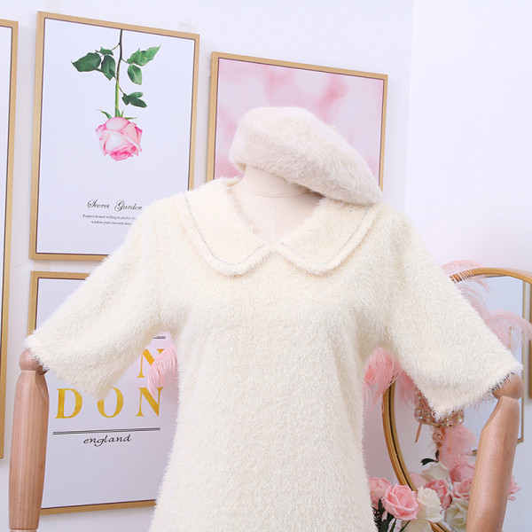 Női ruha ovális nyakkivágással és rövid ujjú fehér és fekete színben