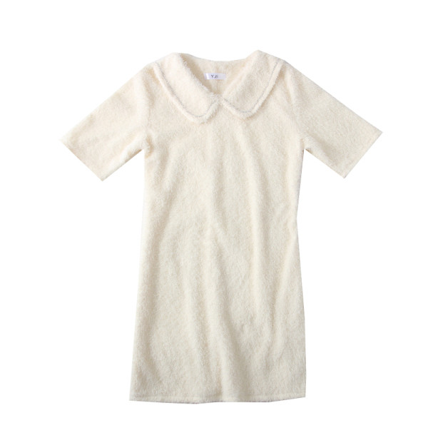 Női ruha ovális nyakkivágással és rövid ujjú fehér és fekete színben