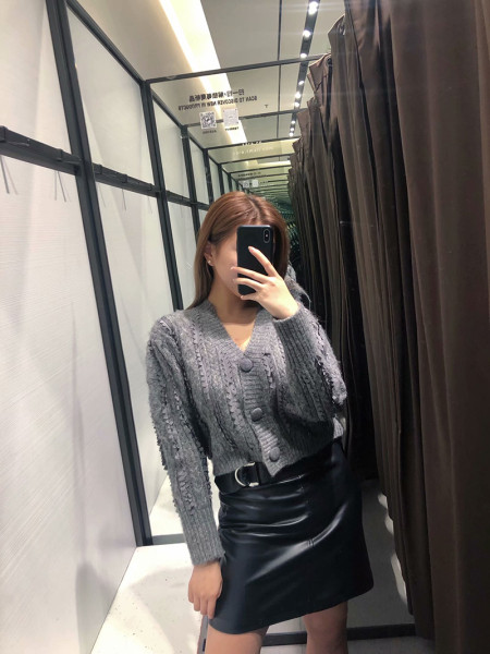 Rövid, vastag mellény szürke gombokkal és fürtökkel