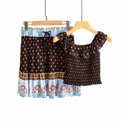 Új modell nyári szett fürtökkel és rövidre vágott szoknyával, barna színben