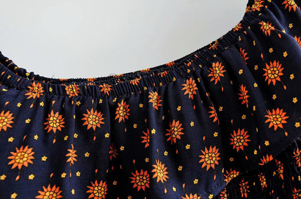 Új modell nyári szett fürtökkel és rövidre vágott szoknyával, barna színben