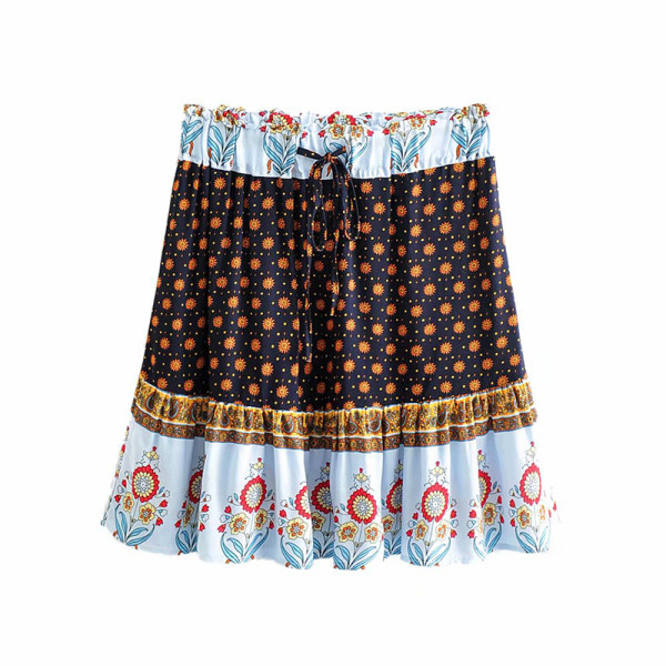 Új modell nyári szett fürtökkel és rövidre vágott szoknyával, barna színben