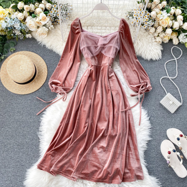 Rochie de damă din catifea roz cu decolteu pătrat și mâneci lungi