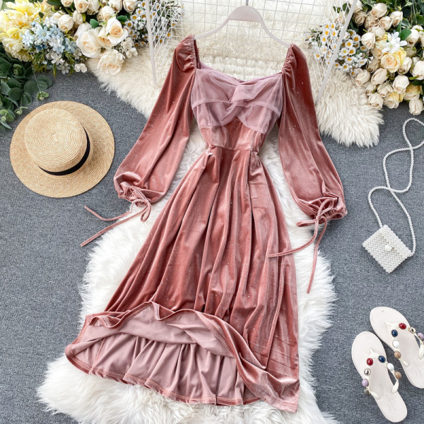 Rochie de damă din catifea roz cu decolteu pătrat și mâneci lungi