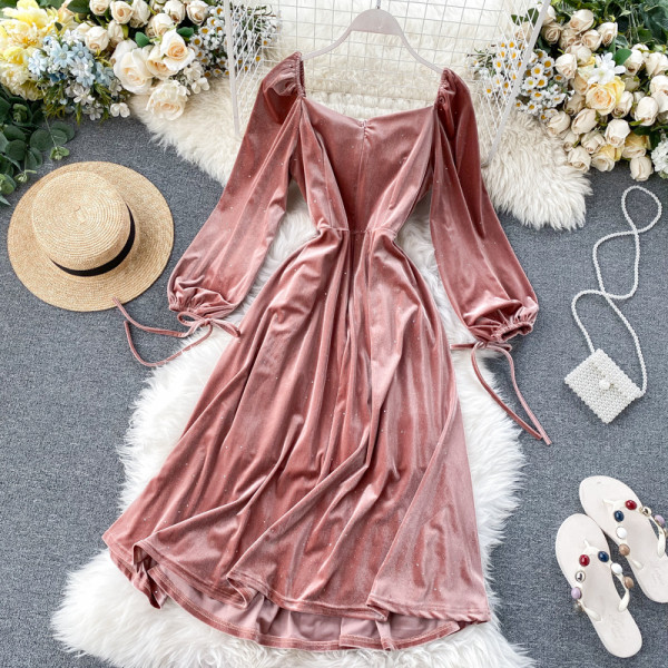 Rochie de damă din catifea roz cu decolteu pătrat și mâneci lungi