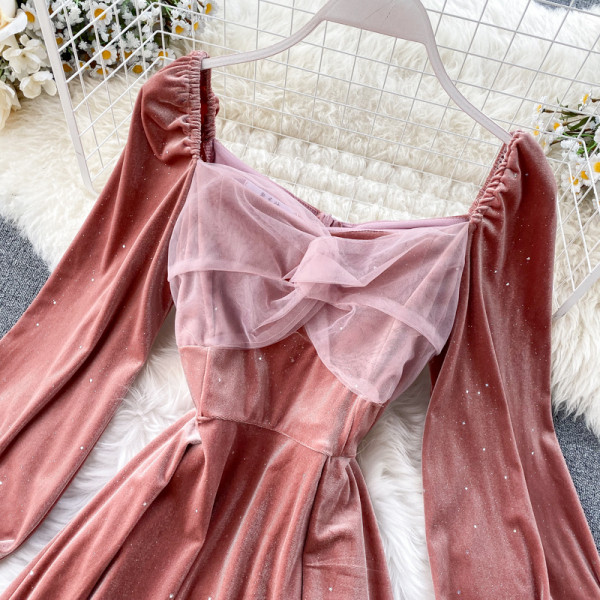 Rochie de damă din catifea roz cu decolteu pătrat și mâneci lungi