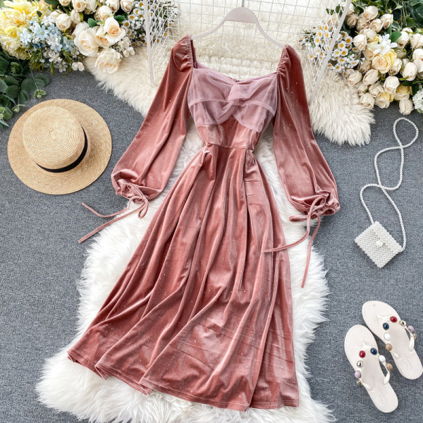 Rochie de damă din catifea roz cu decolteu pătrat și mâneci lungi