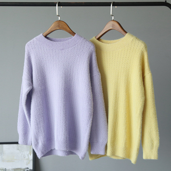 Női téli pulóver kerek nyakkivágással, aszimmetrikus mintával, sárga és lila színben