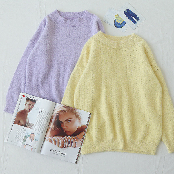 Női téli pulóver kerek nyakkivágással, aszimmetrikus mintával, sárga és lila színben