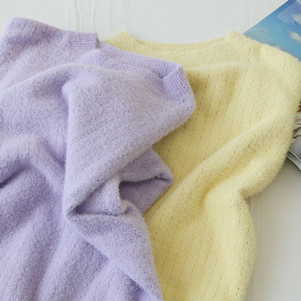 Női téli pulóver kerek nyakkivágással, aszimmetrikus mintával, sárga és lila színben