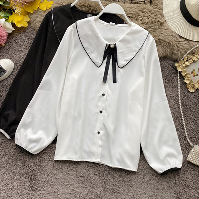 Modern női ing gombokkal és fekete-fehér szalaggal