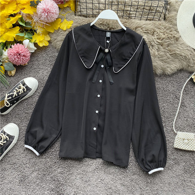 Modern női ing gombokkal és fekete-fehér szalaggal