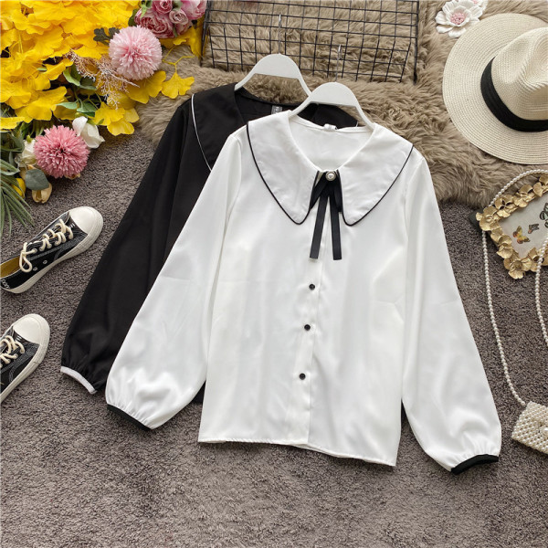 Modern női ing gombokkal és fekete-fehér szalaggal