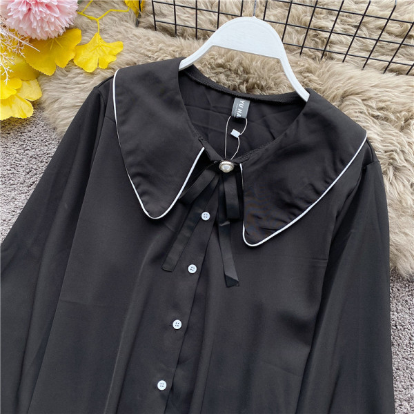 Modern női ing gombokkal és fekete-fehér szalaggal