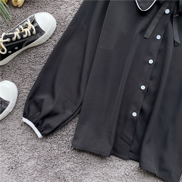 Modern női ing gombokkal és fekete-fehér szalaggal