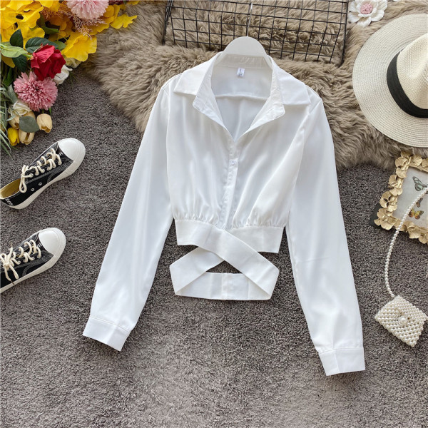 Cămașă modernă de damă cu decolteu spitz și guler clasic în alb