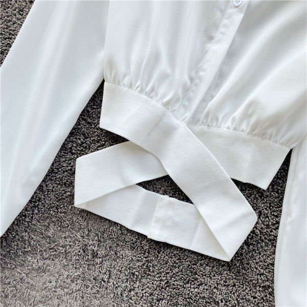 Cămașă modernă de damă cu decolteu spitz și guler clasic în alb