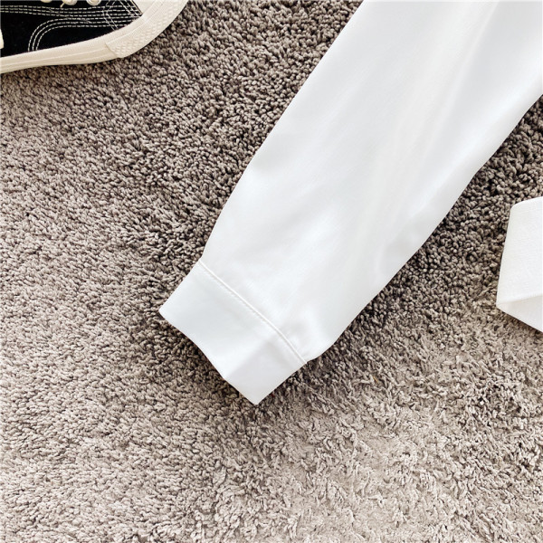 Cămașă modernă de damă cu decolteu spitz și guler clasic în alb