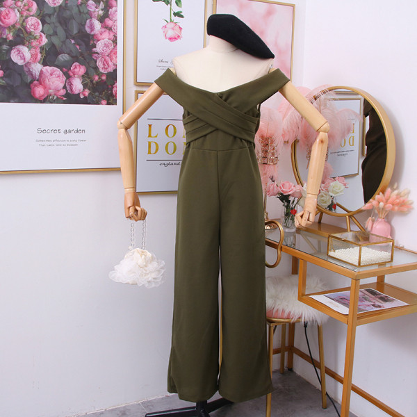 Model nou de salopeta dama cu decolteu barca in mai multe culori