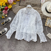 Cămașă de damă modernă din dantelă cu șireturi și broderie în alb