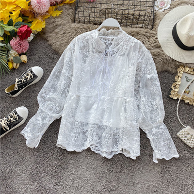 Cămașă de damă modernă din dantelă cu șireturi și broderie în alb