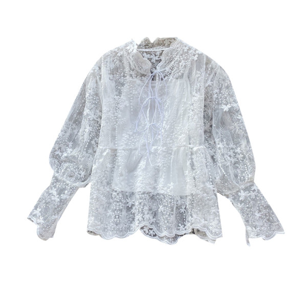 Cămașă de damă modernă din dantelă cu șireturi și broderie în alb