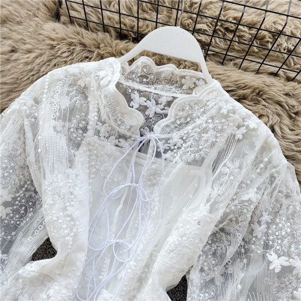 Cămașă de damă modernă din dantelă cu șireturi și broderie în alb