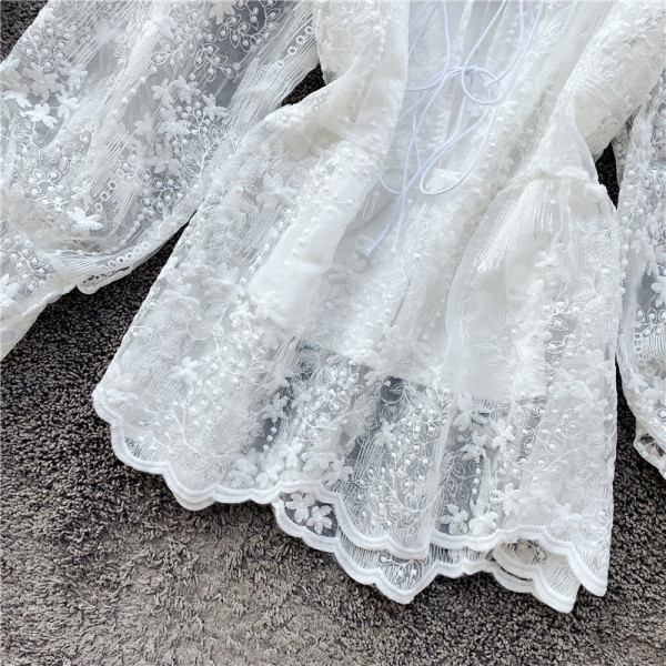 Cămașă de damă modernă din dantelă cu șireturi și broderie în alb